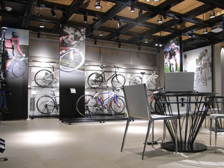 9月28日にオープンした「バイクフォーラム青山」自転車の展示や試乗、関連書籍なども用意
