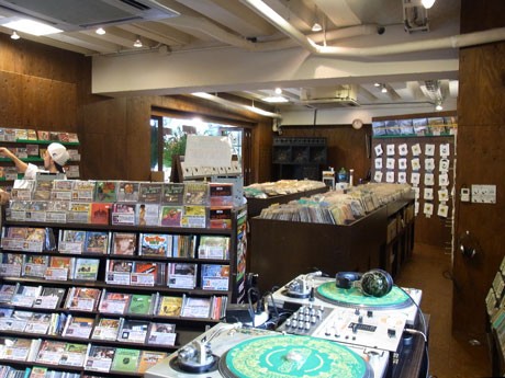 10月3日オープンした「ロッカーズアイランド」。木目を基調とした店内でCDやDVDを中心にレゲエグッズを扱う