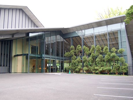 「和」の趣を基調に、日本庭園との一体感のあるデザインを目指した新「根津美術館」