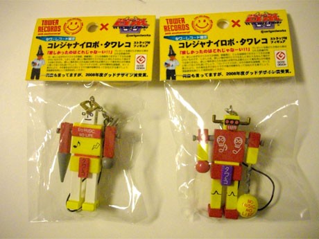 タワーレコードとコラボレーションした「コレジャナイロボ」。それぞれ右腕に「30th」の文字を印字した&copy;zariganiworks