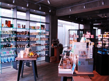 原宿にオープンした「LOGONA & friends」。深緑を基調とした店内でオーガニックコスメを販売する