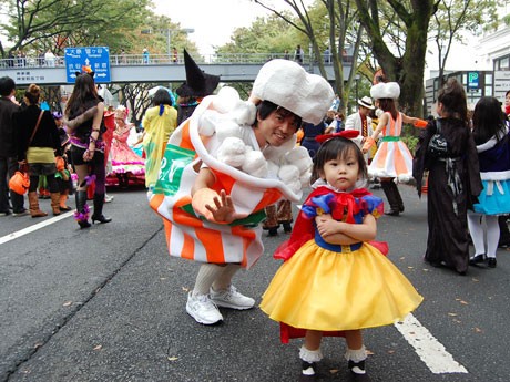 仮装パレード「原宿表参道ハローハロウィーンパンプキンパレード2009」開催。「ポップコーン」のサンバ隊メンバーと「白雪姫」の女の子