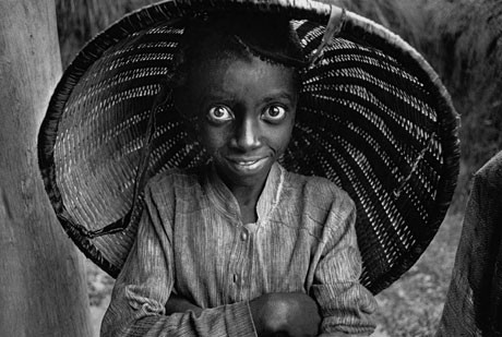 力強い目が印象的な「マタ茶園で働く子供」（ルワンダ、1991年、Photographs by Sebastiao SALGADO/Amazonas images. Organized by Lelia Wanick Salgado, the exhibition curator.）