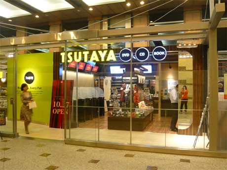 茶系を基調としたデザインで仕上げた「TSUTAYA エビスガーデンプレイス オフィス店」