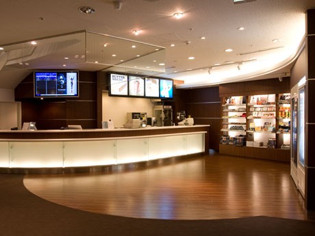 リニューアル後の売店ではコーヒーなどのフェアトレード商品も取り扱う