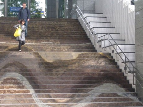 中目黒GT広場では、東京都内から集めた土を樹脂で固め階段34段にはり付け「代官山ローム層」を表現