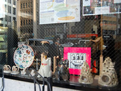 鮮やかなピンクのキース・ヘリング作品が、青山通りの茶具店「中村園茶舗」のショーウインドーに出現