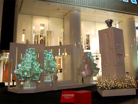 渋谷パルコ・パート1前の広場でクリスマスツリーの点灯が始まった。ツリー型のオブジェに映像を投影する「ショー」の様子