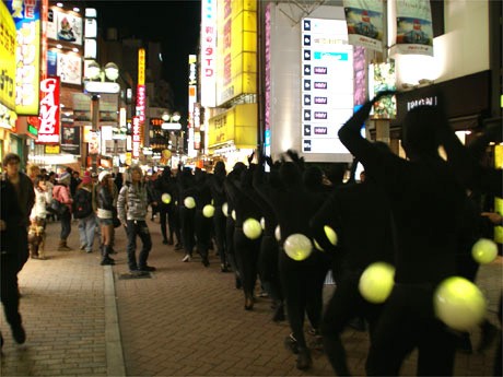 渋谷センター街に突如現れた全身黒タイツのhotaru-san