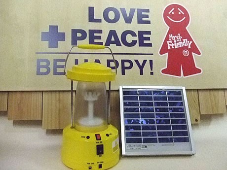 実際に使われているソーラーランタン（左）とソーラーパネル（右）。期間中、店内に展示している