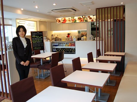 代官山に移転オープンしたローフードレストラン「マナ」（写真＝店長のchihiroさん）