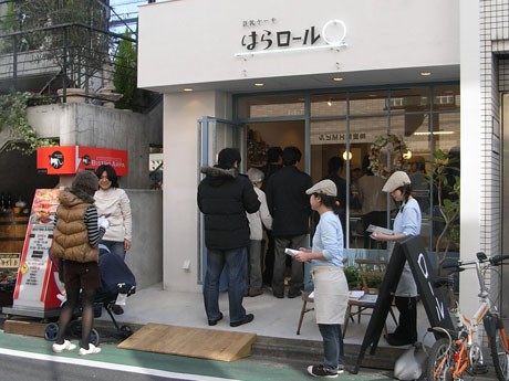 表参道に「はらロール」がオープン。開店と同時に多くの人が訪れた