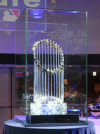 MLB caf? TOKYOで「MLBワールドシリーズ・トロフィー」の展示が始まった