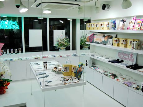「J-GIRL’S MUSEUM by QUOLOMO」がオープン。アイドルやアニメの「女の子」キャラクターをプリントした商品などを扱う