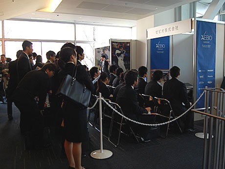スポーツ業界「就活」イベントが行われた。出展企業のブースには多くの学生が集まり話を聞いていた