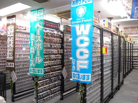 「フルコンプ渋谷東口店」がオープン。アーケード・トレカを「特注」什器で陳列・販売する店内