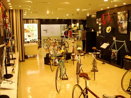 青山に「OLD HANDS」がオープン。店内は、「バイシクル・ギャラリーをイメージ」した空間に