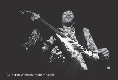 ギブソンの変形エレキ「フライングV」を手に演奏するジミー・ヘンドリックス &copy;Baron Wolman/fotobaron.com