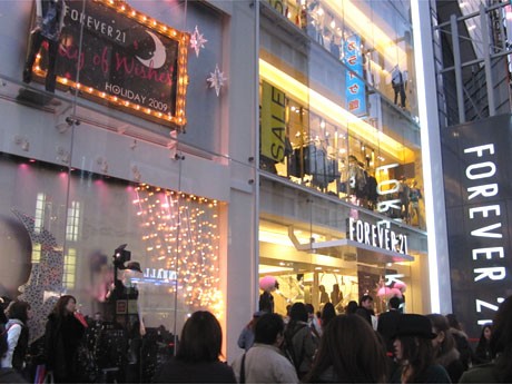 4月にオープンした「フォーエバー21原宿店」は、約半年で延べ来店客数が300万人を記録した