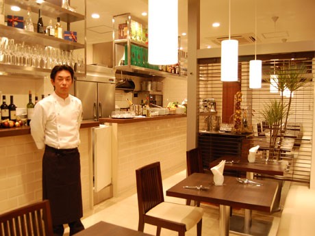 落ち着いた雰囲気の店内で、オーナーシェフ岡田圭介さんの「食材にこだわった」イタリアンを提供する