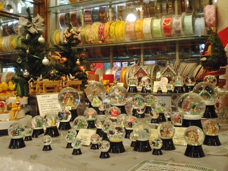 「クリスマスカンパニー」では今年、スノードームやリボンも売れ筋