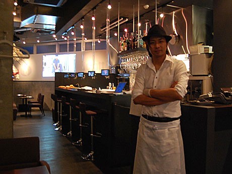 恵比寿にオープンした映像ダイニングバー「icratt」店内。写真右がオーナーの田村啓民さん