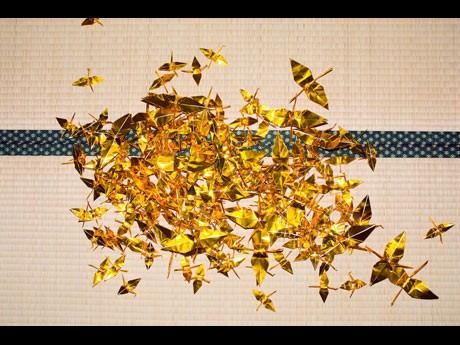 畳に金色の折り鶴が積み上がる「Golden Cranes」（Tokyo、2007） &copy;Martin Holtkamp