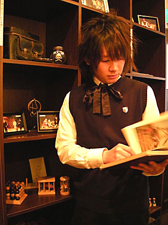 カフェ「エーデルシュタイン」が劇団スタジオライフとコラボレーション。店内装飾からスタッフの制服まで舞台「トーマの心臓」仕様で営業を行う