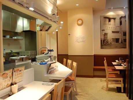 「春木屋 めんめん」がオープン。店内には、背もたれつきのいすなど「新しい試み」も取り入れた