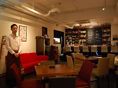 店名を「bar cacoi」に変更したレストランバー。左がオーナーの大場健志さん