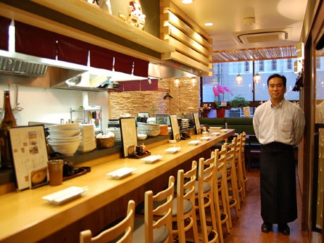 渋谷マークシティ近くにオープンした「地鶏 とりと呑」。写真右は店主の勝田聡志さん