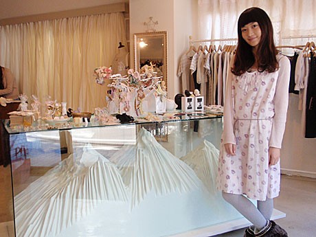 「Made in COLKINIKHA」がオープン。写真右はモデルでデザイナーの酒井景都さん