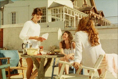 「オルエットの方へ」（1969-70年、ジャック・ロジエ監督）&copy; A17　冒頭では、3人の少女が走ったり、おしゃべりしたりと即興的な演技を30分展開する