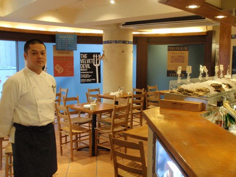 「FISH HOUSE OYSTER BAR」がオープン。写真左はオーナーシェフの松下敏宏さん