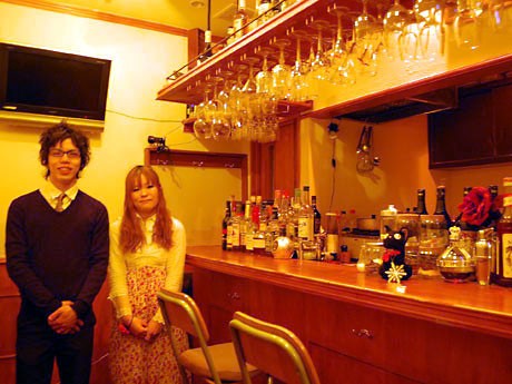 「LINX」店内。写真＝小林猛さん（左）、イチカワミズホさん（右）