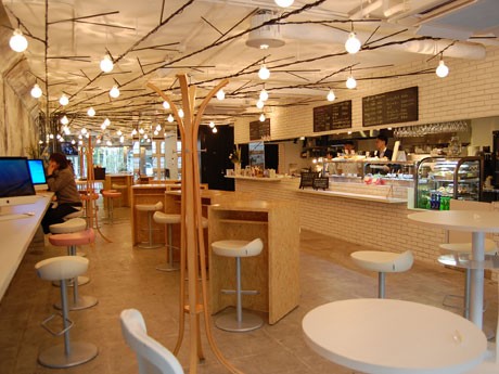 デリスタイルのカフェバー「C’s fort」の店内。「ゆっくりできるよう」各席間を広くとった