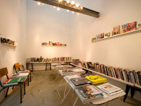 昨年5月にロケット開催した「WE LOVE MAGAZINE LIBRARY リターンズ」の展示風景。今回も「風が吹き抜けるようなシンプルな展示を目指す」（ギャラリースタッフの大西千恵さん）