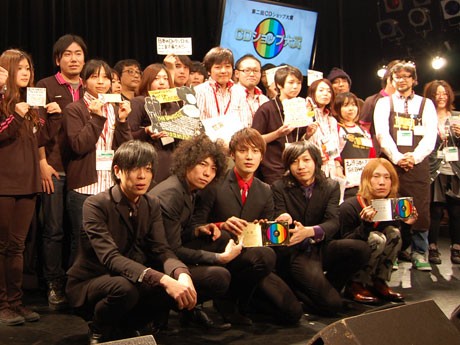 渋谷BOXXで「CD大賞授賞式」が行われた。写真＝最前列左4人＝ザ・ボゥディーズ、同右＝清竜人さん