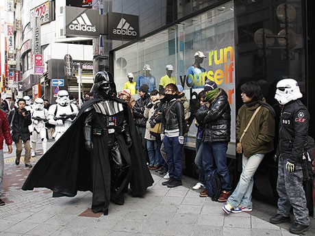 「adidas Originals X STAR WARS」コレクションの販売が始まった。写真＝「アディダス オリジナルス 渋谷」に登場したダース・ベイダーたち