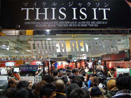 カウントダウン終了後、発売を待ちわびたファンらがタワレコ渋谷店内になだれ込んだ