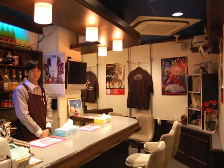道玄坂にオープンした特撮バー「怪獣屋」店内。写真左は現役アクターの店長・三宅敏夫さん