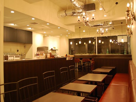 「Queen's Collection Chocolate Cafe DAIKANYAMA」がオープン。カカオ配合率が選べるホットチョコ中心にドリンクや菓子などを提供する