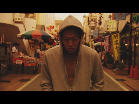 ボクサー志望の青年役は映画初主演の遠藤要さんが、漫画家役は劇団「ポツドール」など舞台を中心に活躍する岩瀬亮さんが演じた