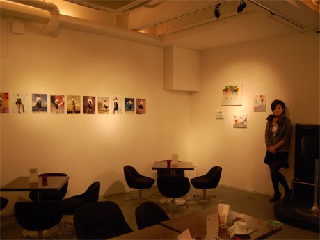 現在3階の「Waiting for voice ヴォイスを待ちながら」と連動し、参加アーティストの「声以外」の作品を展示しているMAGIC ROOM???。写真右＝スタッフの新宅（しんたく）梓さん