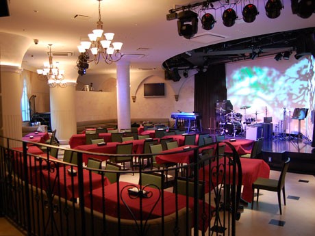 「La Donna」がオープン。ディナータイムには、フロア内のステージでアーティストがライブを行う