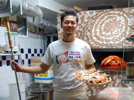 「Pizzeria e trattoria da ISA」がオープン。山本さんは店頭の窯でピザを焼き上げる