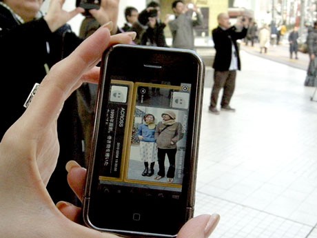 渋谷・公園通りを中心としたAR実証実験が開始した。写真＝セカイカメラを通じて街中に設置されたARタグを見ている様子 &copy;www.web-across.com
