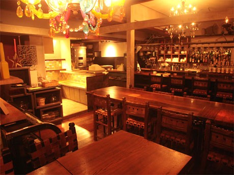 代々木上原にオープンした「パンの国カフェ」店内。パン店が焼き上げるパンを毎日30種ほどを提供する