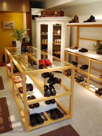 「dansko en...」がオープン。白を基調とした店内では同ブランドの全商品を販売する
