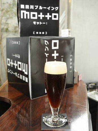 シブヤ大学がアサヒビールの協力で開発した地ビール（発泡酒）「隅田川ブルーイング motto」&copy;Takatoshi Sato